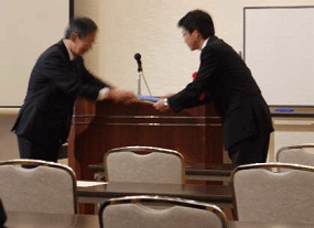表彰中の写真です
